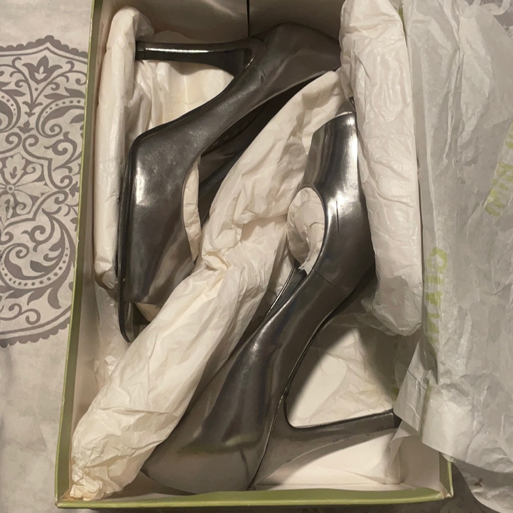 Women’s Gianni Bini silver heels, size 7